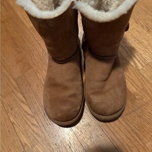 UGG size 8 Cozy Brown Shearling-Lined Boots